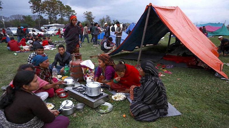 Miles de personas pasan la segunda noche en la calle por temor a nuevas réplicas en Nepal