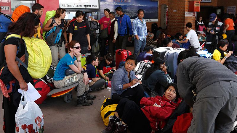 Localizan a 340 españoles en Nepal mientras se busca a otras 118 personas, según Exteriores