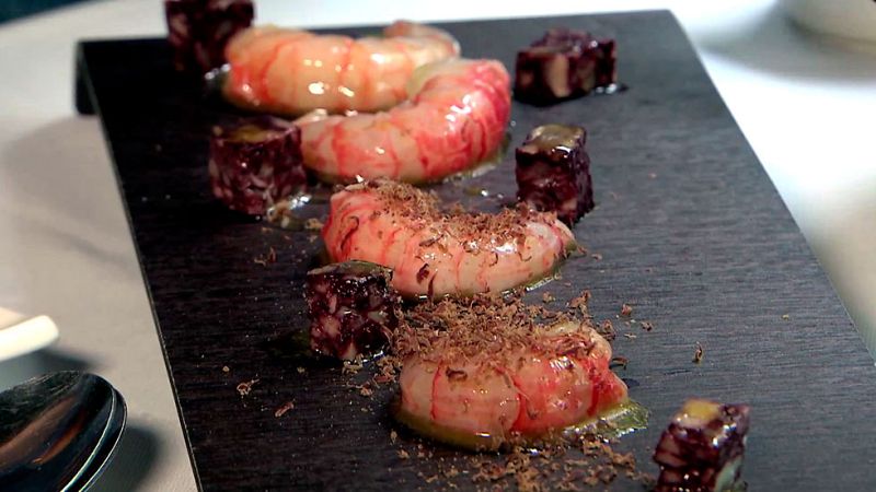 Langostinos con butifarra, por Sacha Hormaechea