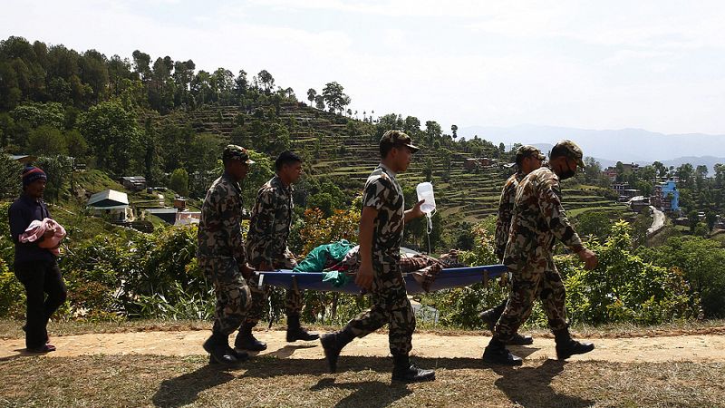 Nepal intenta llevar el rescate a las aldeas remotas destruidas por el terremoto