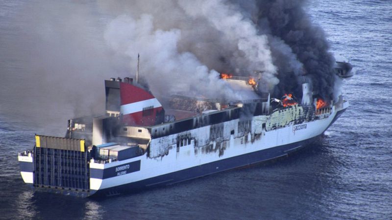 Salvamento Marítimo evacúa a 150 pasajeros de un ferry incendiado al oeste de la isla de Mallorca