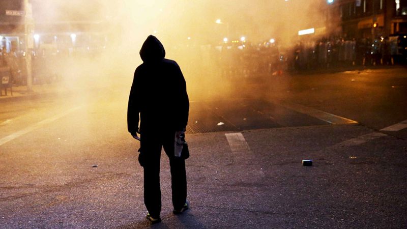 Enfrentamientos aislados entre la Policía y manifestantes tras el toque de queda en Baltimore
