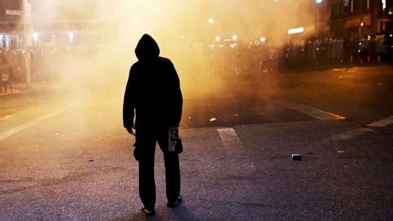 Enfrentamientos aislados entre la Policía y manifestantes tras el toque de queda en Baltimore