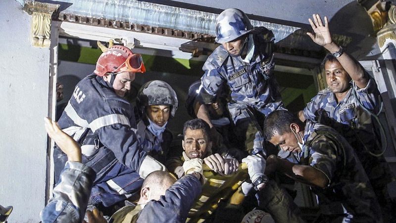 Los heridos y la falta de material médico colapsan los hospitales de Nepal