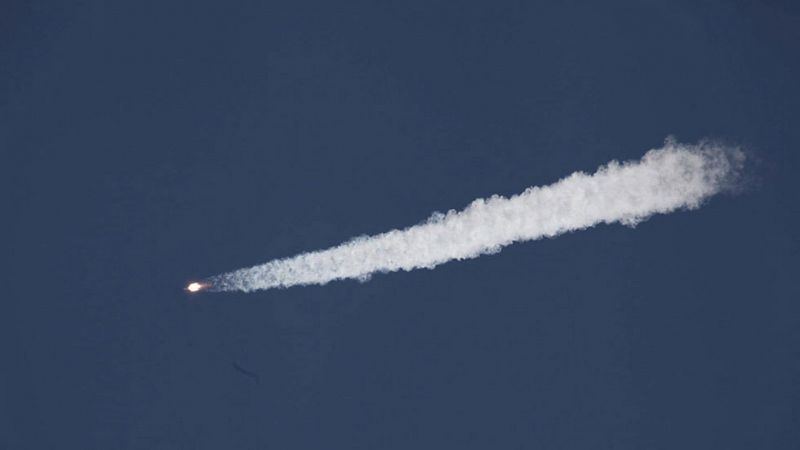 El carguero espacial Progress M-27M desciende a la Tierra de manera descontrolada