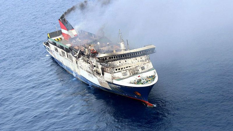 El Gobierno remolcará el ferry incendiado en Mallorca al puerto que decidan los especialistas