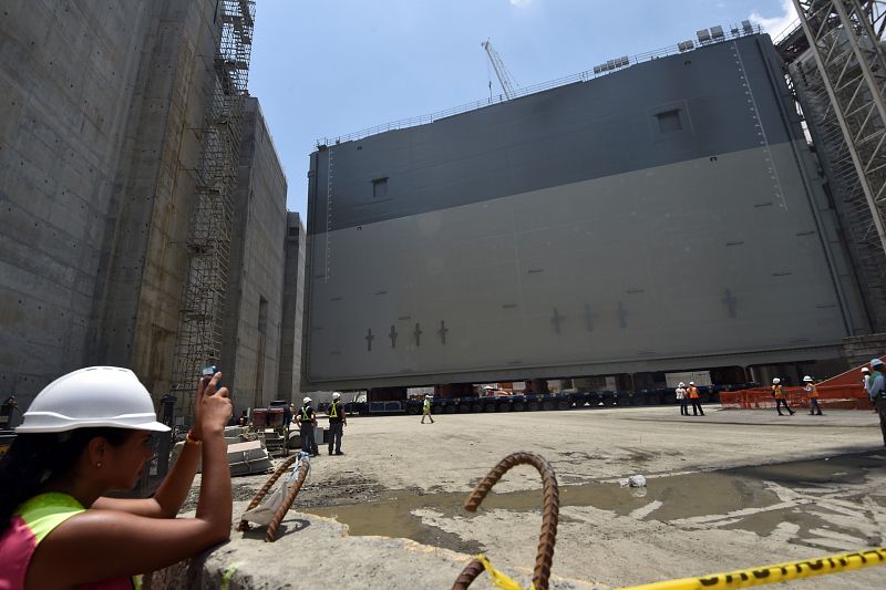 El consorcio que lidera Sacyr termina de instalar las compuertas del Canal de Panamá