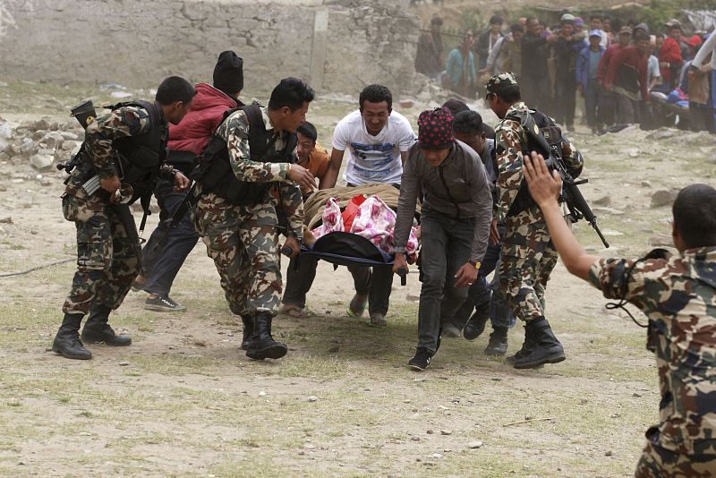 El balance oficial por el terremoto en Nepal supera ya los 5.200 muertos y los 10.300 heridos