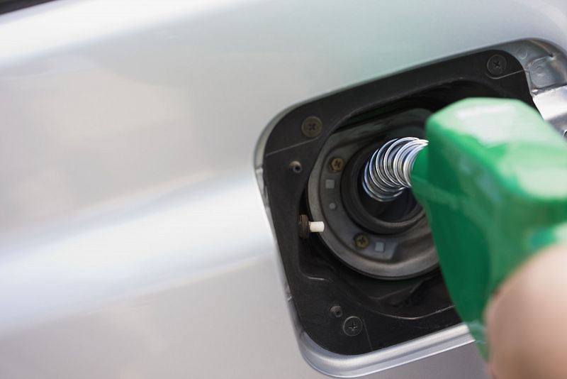 El litro de gasolina supera los 1,3 euros y se sitúa en máximo anual en víspera del 1 de mayo