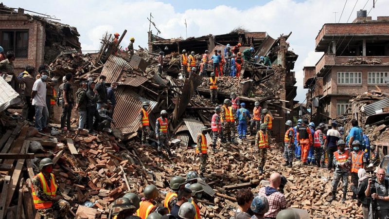 La ayuda no llega a las zonas remotas de Nepal y crece el temor a las epidemias tras el seismo