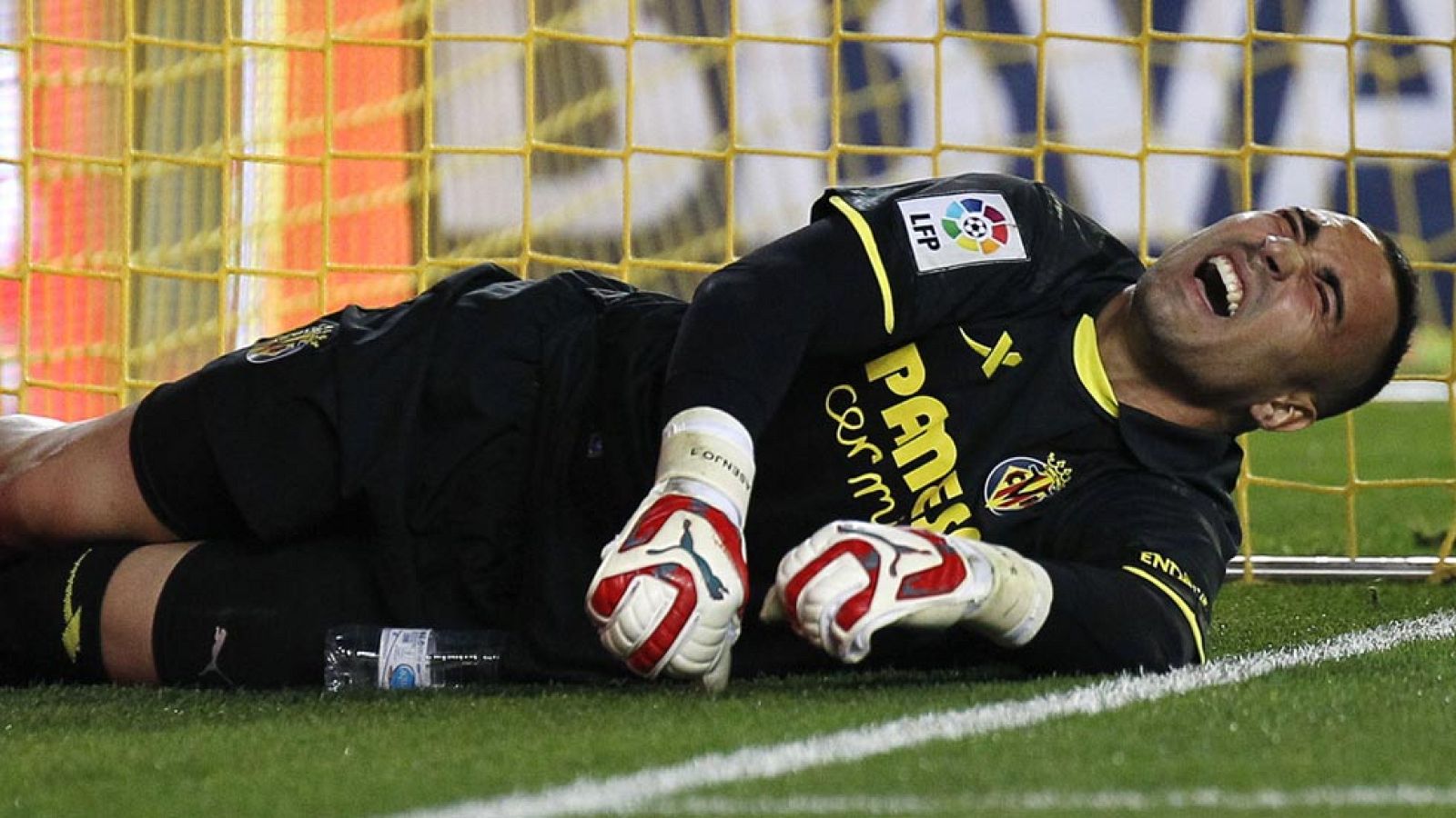 El portero del Villarreal Sergio Asenjo se vuelve a topar por tercera vez en su carrera deportiva con una grave lesión de rodilla después de sufrir una rotura de la plastia del ligamento cruzado anterior de la rodilla derecha durante el partido ante