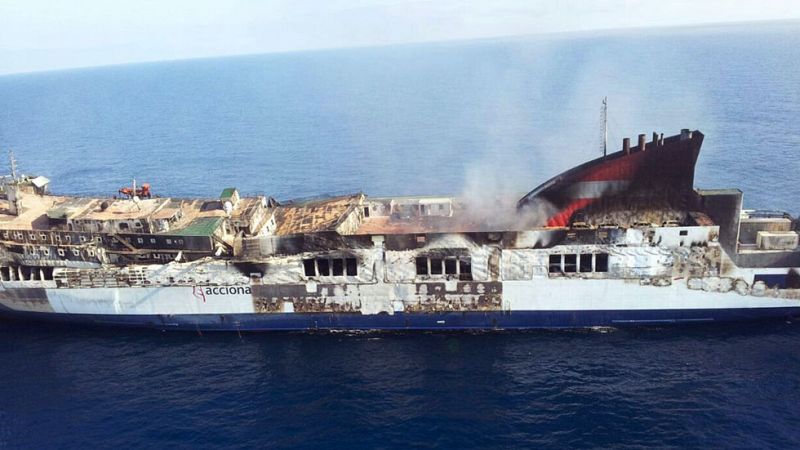 Los técnicos aseguran que el ferry incendiado en Mallorca no se hundirá y preparan su remolque