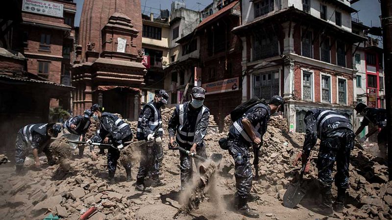 Nepal aumenta la cifra de muertos en el terremoto a más de 7.000 en su último balance