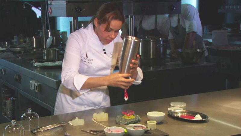 Flor de hibiscus con pisco sour sobre crumble de pistachos, por Mar�a Marte