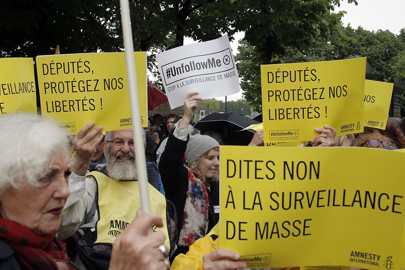 El Parlamento francés aprueba la polémica ley de espionaje antiterrorista