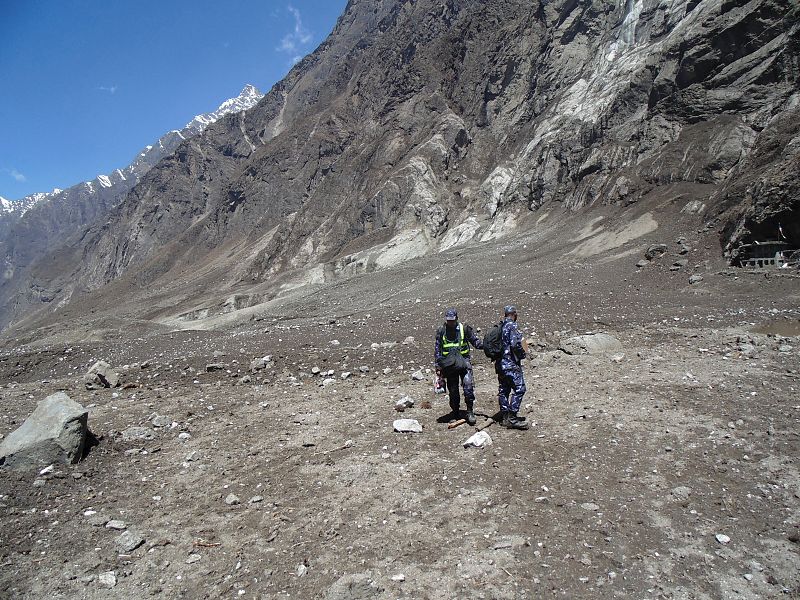 Montañeros y familiares afectados por el terremoto en Nepal denuncian "desprotección" oficial