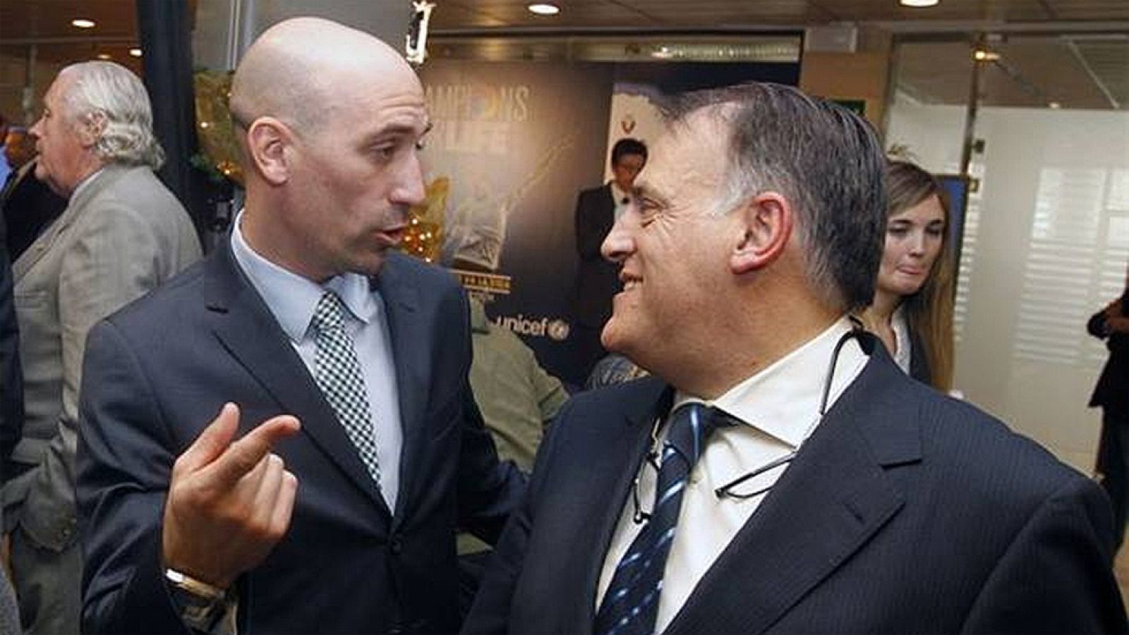 La Federación Española de Fútbol ha anunciado, al término de la reunión de su Junta Directiva, la "suspensión indefinida de todas las competiciones a partir del 16 de mayo", en desacuerdo con el decreto sobre derechos de televisión aprobado el 30 de