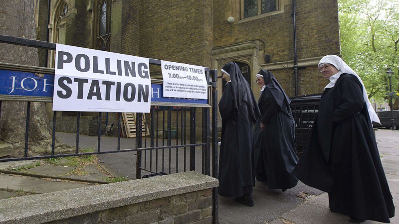 Los británicos votan en masa ante la igualdad que pronosticaban las encuestas