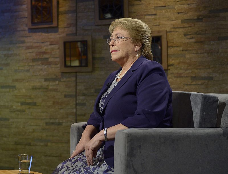 Bachelet pide la renuncia a todos sus ministros y anuncia cambios tras varios casos de corrupción