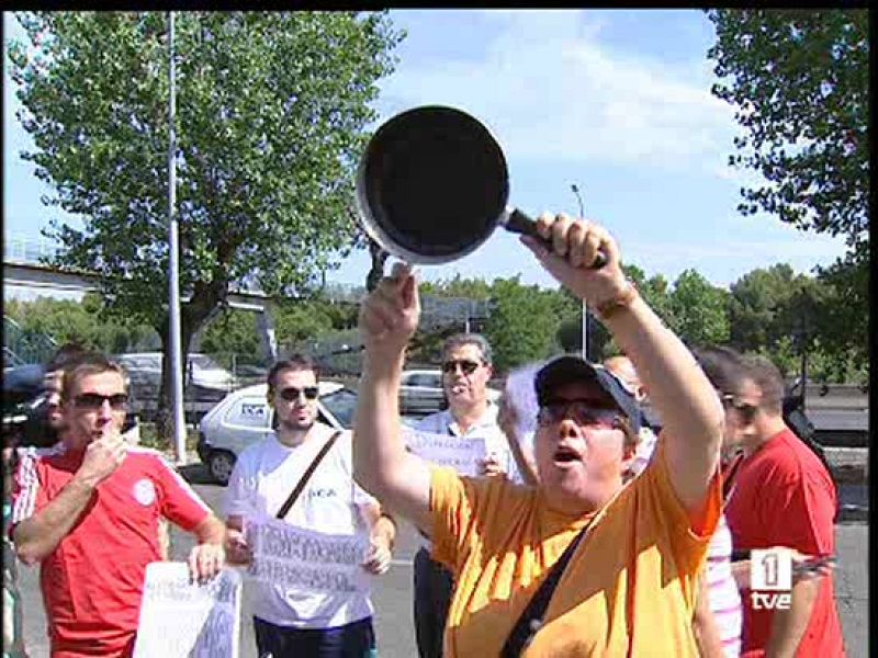 Decenas de aspirantes a profesor de autoescuela protestan por la "estafa" del examen