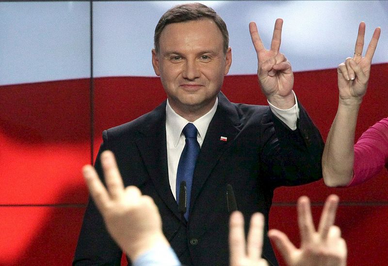 El conservador Duda fuerza la segunda vuelta en Polonia contra Komorowski, según los sondeos