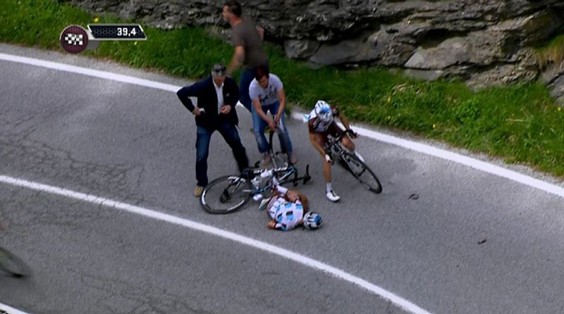 Pozzovivo no tiene lesiones intracraneales tras su dura caída en la tercera etapa del Giro