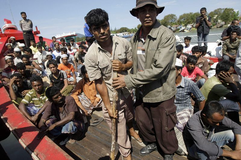 La Marina indonesia remolca un barco con cientos de inmigrantes fuera de sus aguas