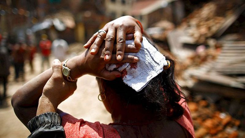 Nepal eleva a 80 la cifra de muertos por el seísmo de magnitud 7,3 que azotó el país el martes