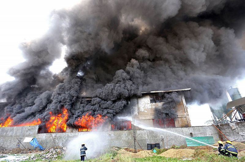 Mueren 72 trabajadores en el incendio de una fábrica en Filipinas