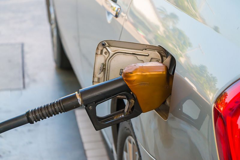 El gasóleo se encarece un 0,3% y marca su máximo anual, mientras que la gasolina baja un 0,2%
