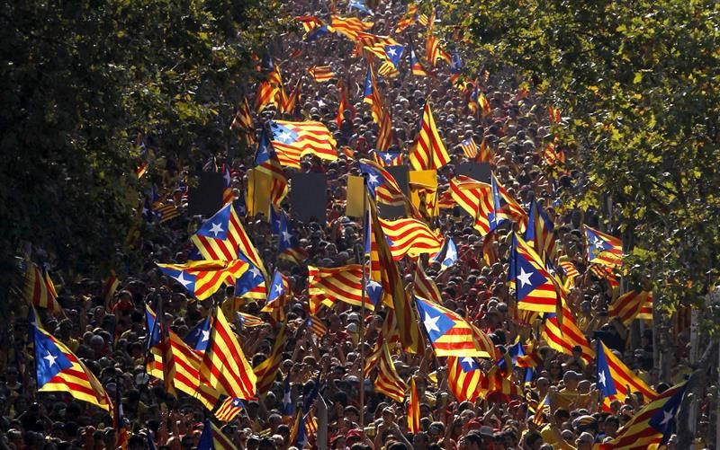 La Junta Electoral ordena retirar las banderas independentistas catalanas de edificios públicos