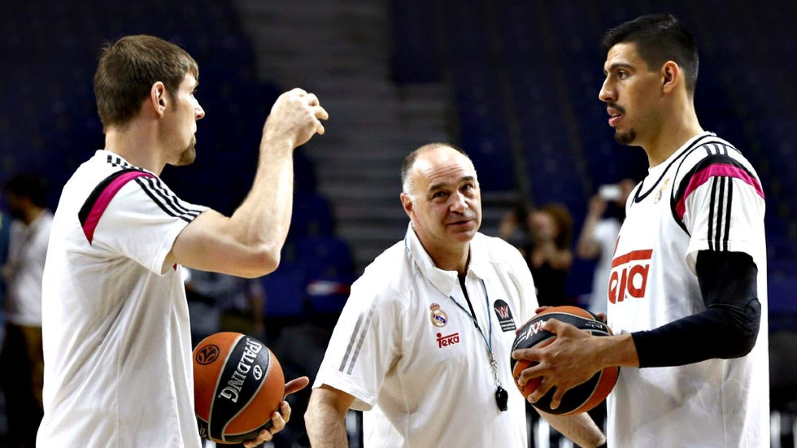 La condición de anfitrión, su juego espectacular y una deuda  histórica que se alarga dos décadas cimentan la condición de favorito  del Real Madrid, que este fin de semana acoge la Final Four de la  Euroliga en el Barclaycard Center decidido a derru