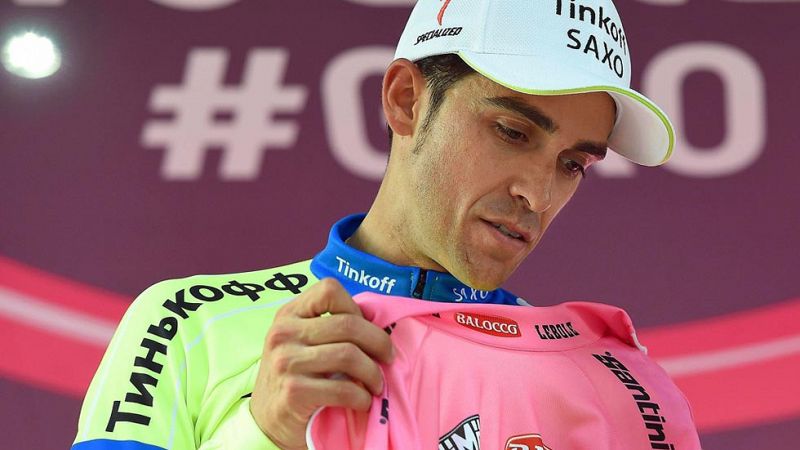 Contador se disloca el hombro en una caída, que pone en peligro su continuidad en el Giro