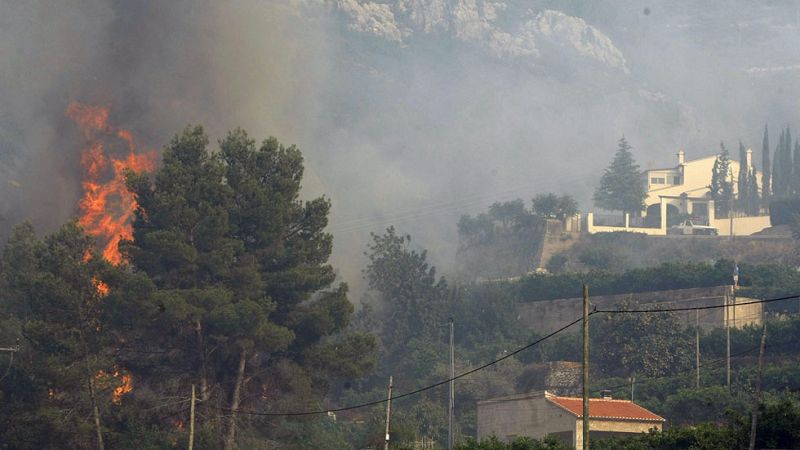Un incendio en el municipio alicantino de Vall d'Ebo moviliza a decenas de efectivos