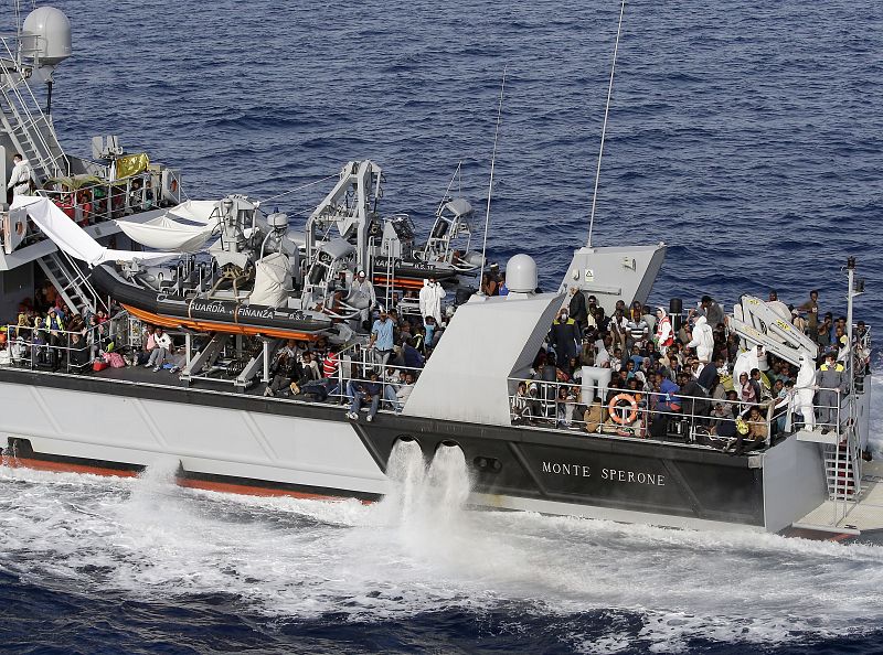 Rescatan a 2.220 migrantes en Italia, con ayuda de Alemania y Malta