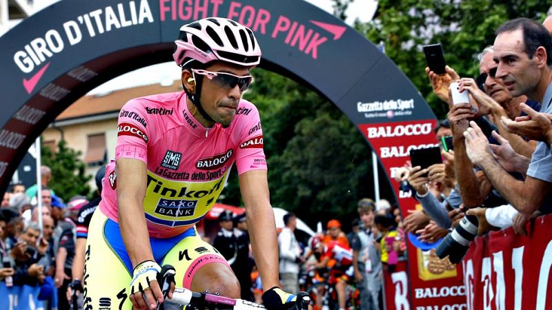 Alberto Contador toma la salida de la séptima etapa del Giro de Italia