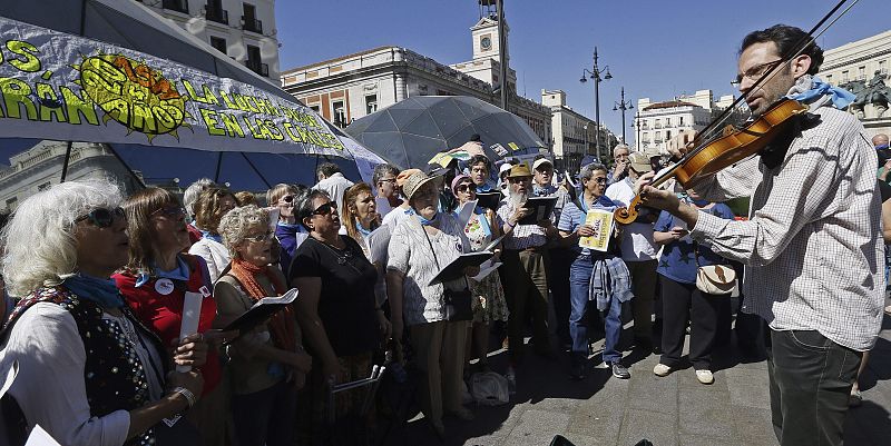 Más de un centenar de personas festeja en la Puerta del Sol el cuarto aniversario del 15M