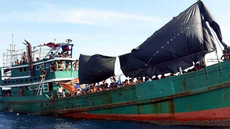 Cerca de 6.000 inmigrantes siguen a la deriva en alta mar en Asia sin poder desembarcar