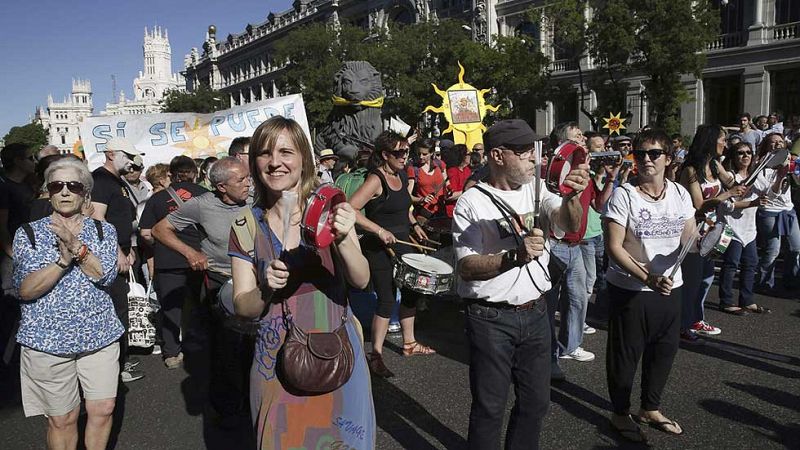 Miles de personas celebran en la calle el cuarto aniversario del 15M