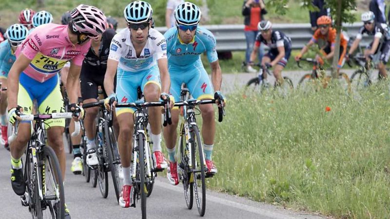 Paolo Tiralongo se lleva la novena etapa y Contador continúa como líder
