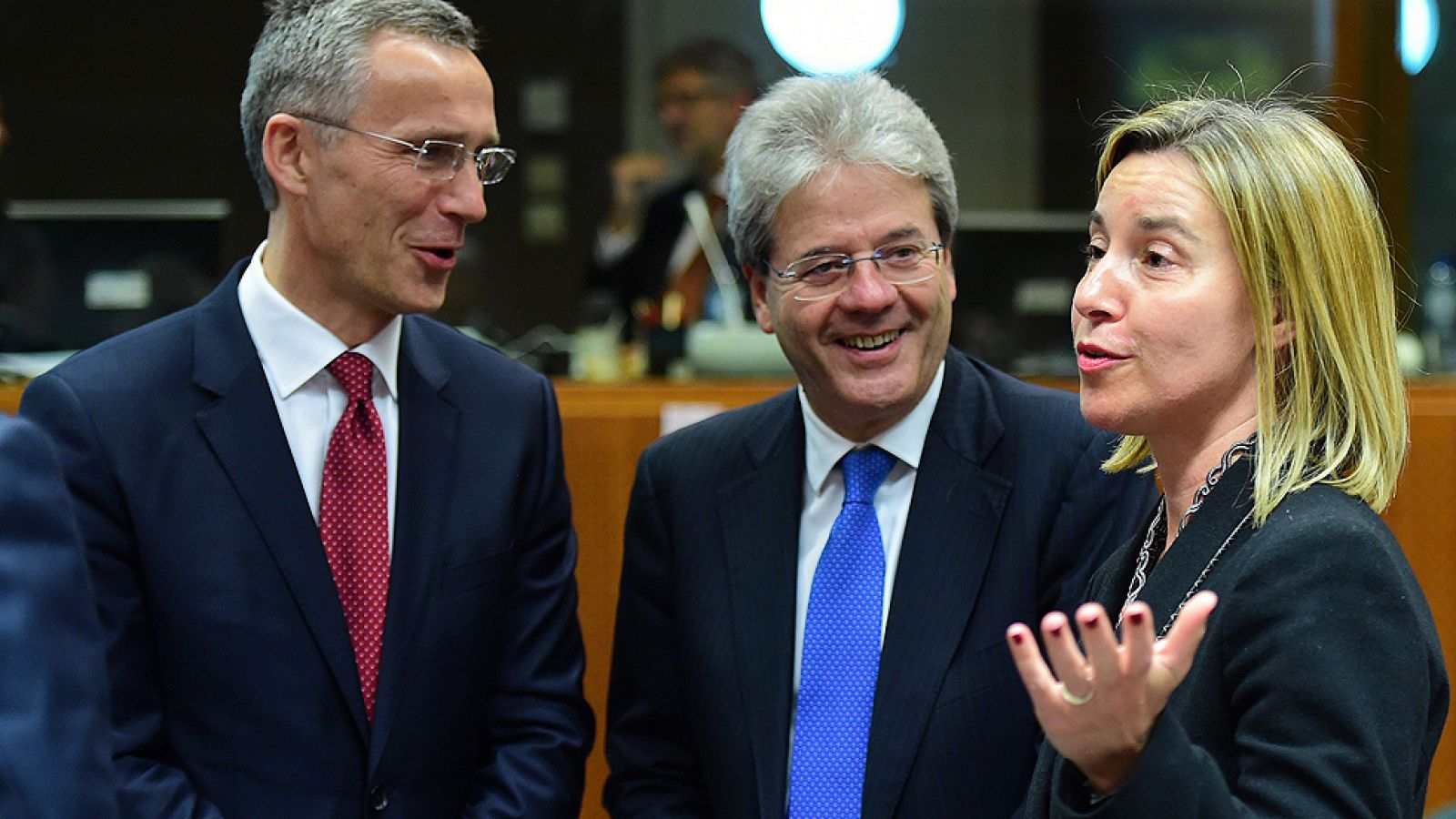 La UE aprueba una misión naval que podría destruir los barcos de las mafias migratorias | Ver