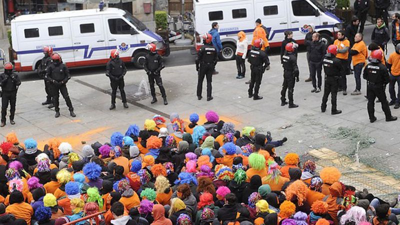 La Ertzaintza detiene a los tres condenados de Segi protegidos por un "muro popular" en Vitoria