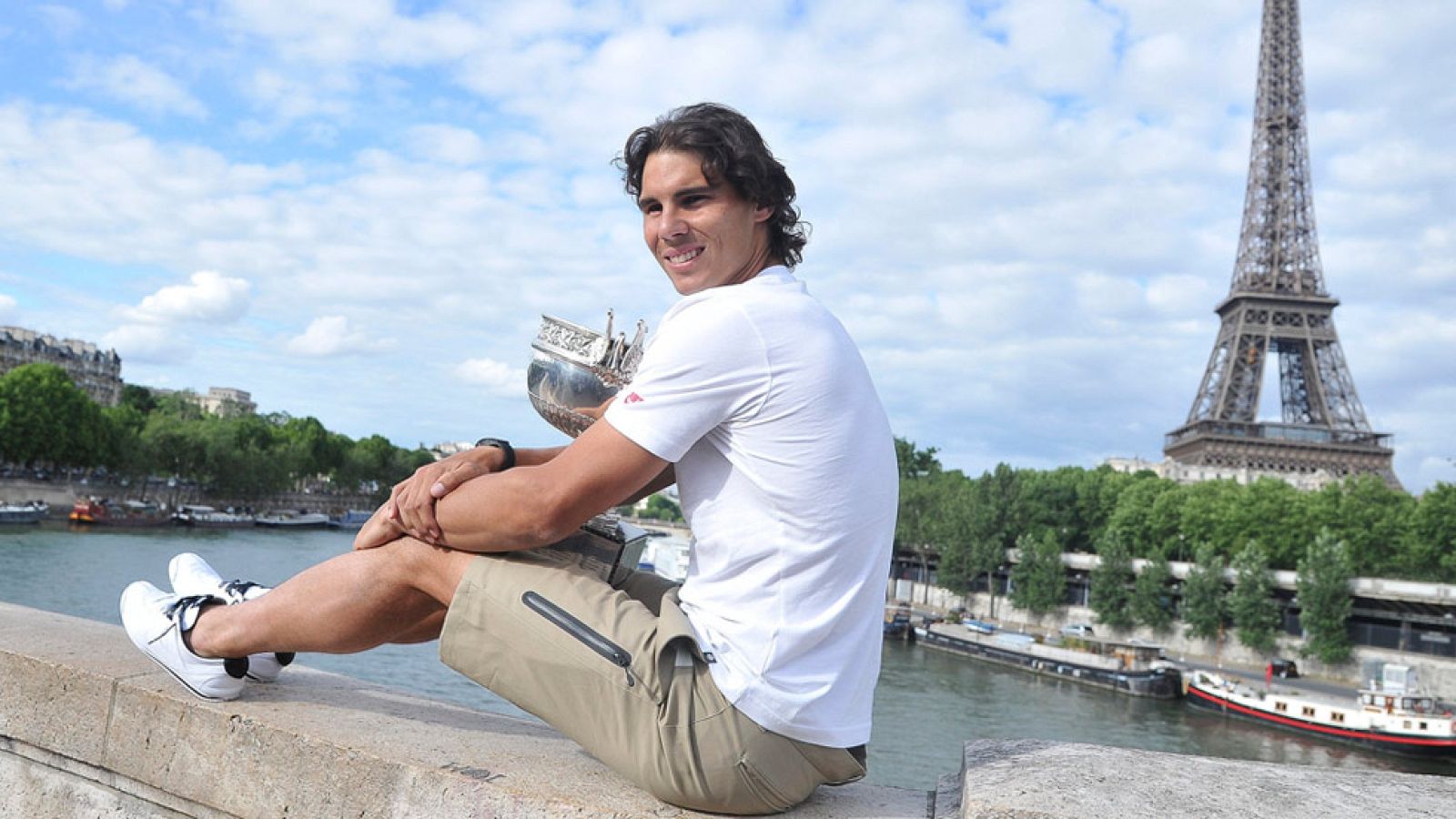 Aunque muchas veces en Roland Garros no han sido cariñosos con Rafa Nadal, en Francia le admiran y le aprecian. Como muestra, el Ayuntamiento de Paris le ha impuesto su mayor distinción: la medalla Grand Vermeil.