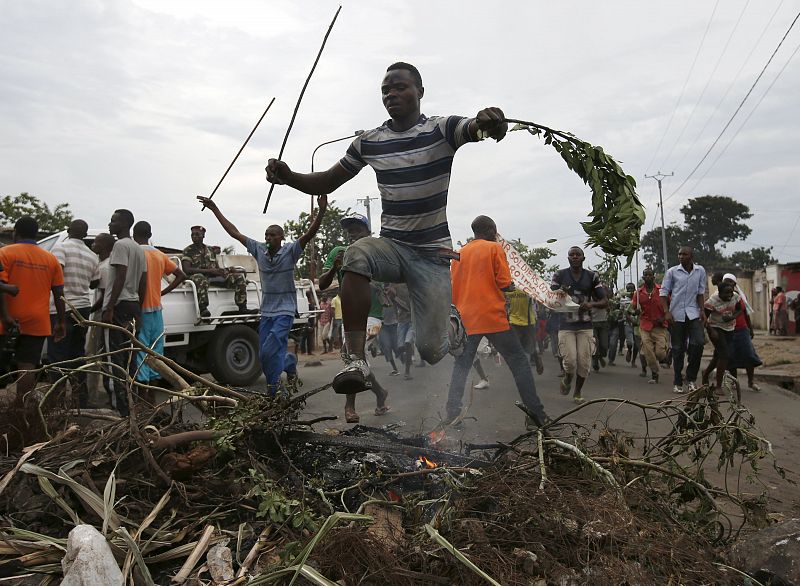 La Policía reprime con gas lacrimógeno las manifestaciones contra el presidente de Burundi