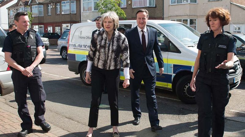 Cameron confiscará los salarios de los inmigrantes ilegales y recortará ayudas