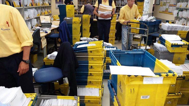 CC.OO. denuncia que se acumulan los envíos electorales en Correos y la empresa lo niega