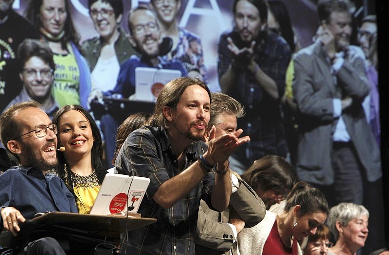 Iglesias dice que Podemos no quiere "romper" la Constitución y pide que se cumpla el artículo 47