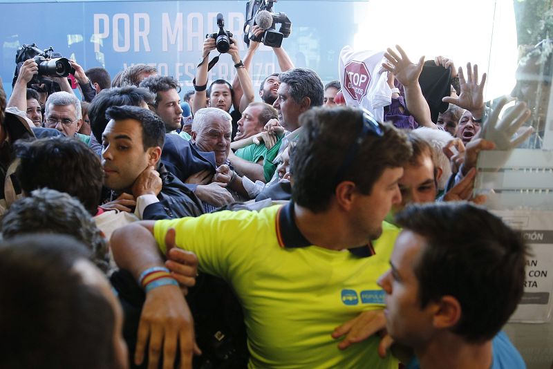 Un centenar de activistas antidesahucios intentan boicotear un mitin de Aguirre en Madrid