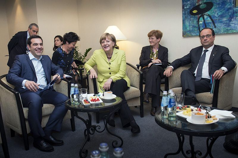 Merkel y Hollande piden a Tsipras más esfuerzos para lograr una solución sobre la deuda griega