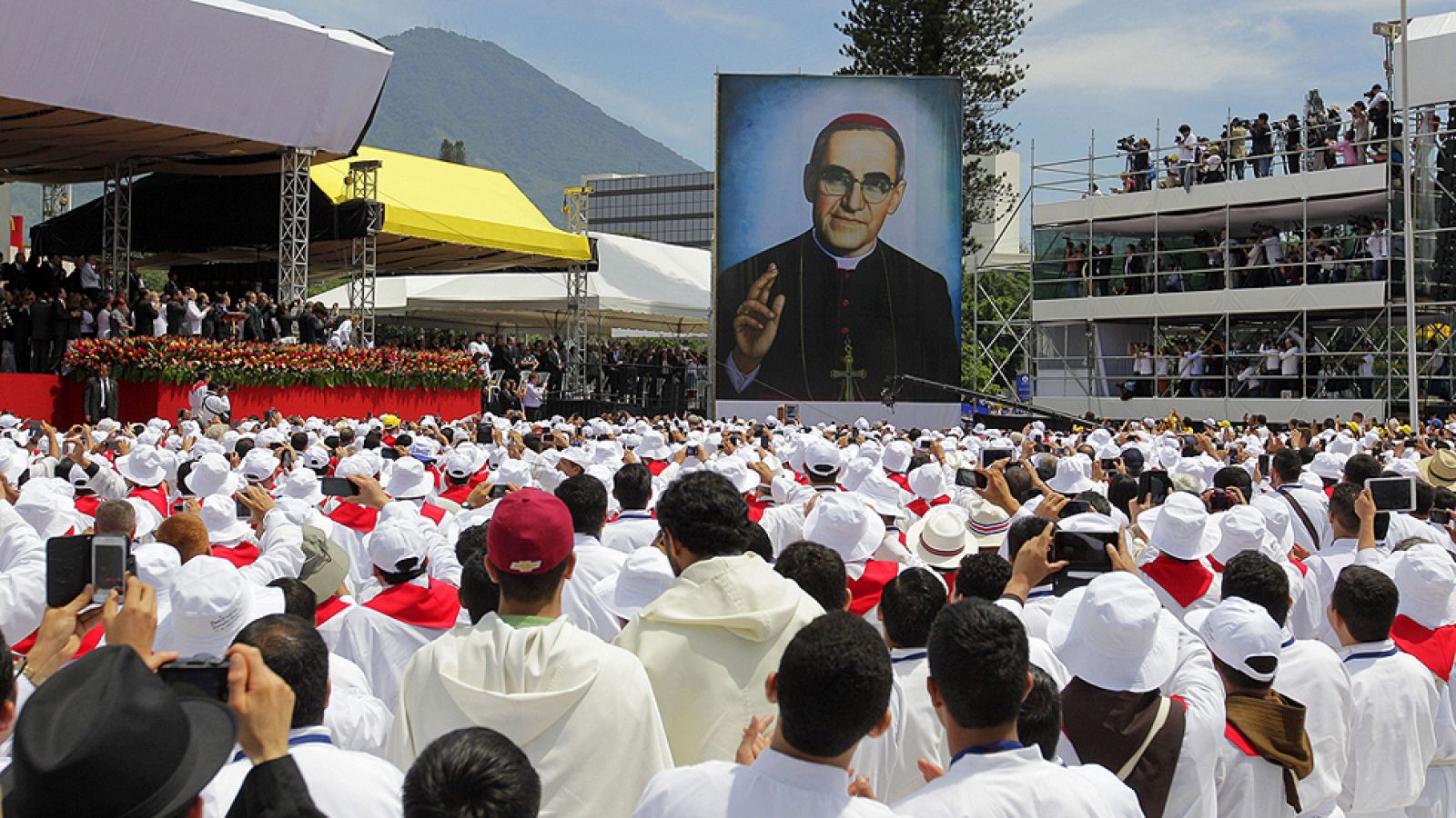 Monseñor Romero sube a los altares 35 años después de su asesinato - Informativo 24h | Ver